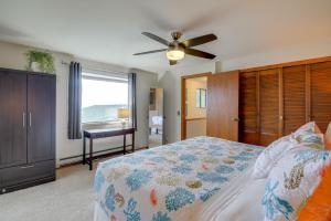 Ένα ή περισσότερα κρεβάτια σε δωμάτιο στο Steps to Beach Scenic Escape in Port Orchard!