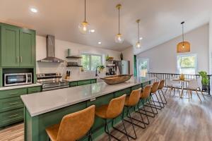 Køkken eller tekøkken på 300 steps from Lake Hot Tub Fire Pit Game Room