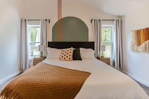 En eller flere senge i et værelse på 300 steps from Lake Hot Tub Fire Pit Game Room + 62 billeder