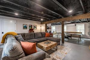 Et opholdsområde på 300 steps from Lake Hot Tub Fire Pit Game Room