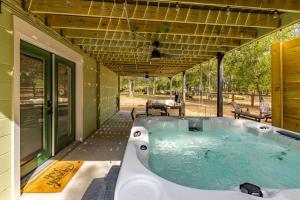 Swimmingpoolen hos eller tæt på 300 steps from Lake Hot Tub Fire Pit Game Room