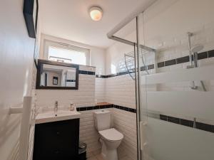 une salle de bain avec toilettes, lavabo et douche dans l'établissement Maeli - FR-1-591-707, à Fontguenand