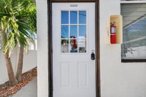 圣徒皮特海滩Park Shore Suites Unit 5的房屋上带窗户的白色门