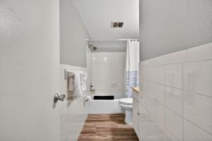 圣徒皮特海滩Sunset Beach Suites Unit 10的带马桶和淋浴的白色浴室 更多33张照片