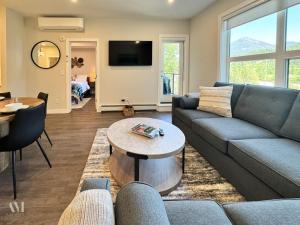 Μια τηλεόραση ή/και κέντρο ψυχαγωγίας στο Paradise Point in Golden with Hot Tub and Mountain View