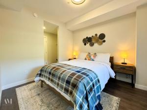 Ένα ή περισσότερα κρεβάτια σε δωμάτιο στο Paradise Point in Golden with Hot Tub and Mountain View +42 φωτογραφίες