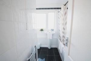 Et badeværelse på Modern 3BR Flat with Parking