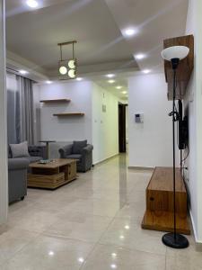 ein Wohnzimmer mit Sofa und Tisch in der Unterkunft Luxurious 3 Bedroom Apartment in Heart of Amman in Rujm ash Sharāʼirah