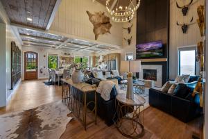 een woonkamer met banken en een open haard bij Great Smoky Getaway in Greystone Heights