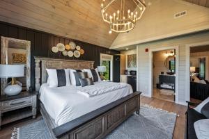 een slaapkamer met een groot bed en een kroonluchter bij Great Smoky Getaway in Greystone Heights +54 foto's