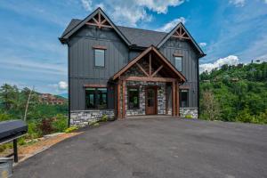 een groot huis met een gambrel dak bij Great Smoky Getaway in Greystone Heights