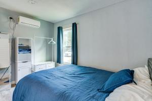 Ένα ή περισσότερα κρεβάτια σε δωμάτιο στο 10 Mi to Lake Conroe Couples Retreat with Porch!