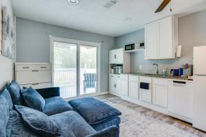 Η κουζίνα ή μικρή κουζίνα στο 10 Mi to Lake Conroe Couples Retreat with Porch!