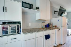 Η κουζίνα ή μικρή κουζίνα στο 10 Mi to Lake Conroe Couples Retreat with Porch! +16 φωτογραφίες