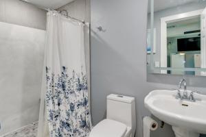 Ένα μπάνιο στο 10 Mi to Lake Conroe Couples Retreat with Porch!