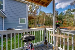 Μπαλκόνι ή βεράντα στο 10 Mi to Lake Conroe Couples Retreat with Porch!
