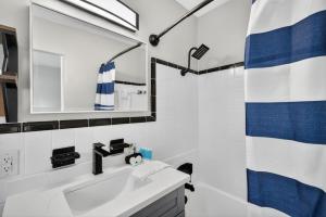 Ένα μπάνιο στο Park Shore Suites Unit 8