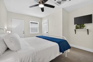 Ένα ή περισσότερα κρεβάτια σε δωμάτιο στο Park Shore Suites Unit 8