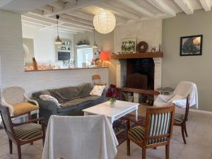 TV a/nebo společenská místnost v ubytování Gîte spacieux rénové en 1850 avec grand jardin, terrasse, jeux pour enfants et équipements modernes ! - FR-1-410-172