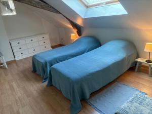 Postel nebo postele na pokoji v ubytování Gîte spacieux rénové en 1850 avec grand jardin, terrasse, jeux pour enfants et équipements modernes ! - FR-1-410-172