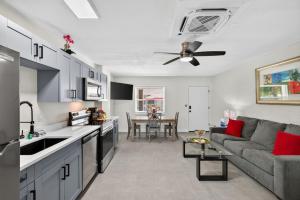 Η κουζίνα ή μικρή κουζίνα στο Park Shore Suites Unit 8 +39 φωτογραφίες