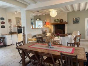 Kuchyň nebo kuchyňský kout v ubytování Gîte spacieux rénové en 1850 avec grand jardin, terrasse, jeux pour enfants et équipements modernes ! - FR-1-410-172