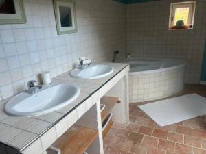 Koupelna v ubytování Gîte spacieux rénové en 1850 avec grand jardin, terrasse, jeux pour enfants et équipements modernes ! - FR-1-410-172 + 11 fotografií