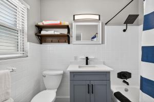 圣徒皮特海滩Park Shore Suites Unit 7的带马桶和水槽的白色浴室 更多38张照片