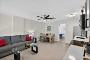 圣徒皮特海滩Park Shore Suites Unit 7的客厅里有一张沙发和一张桌子。