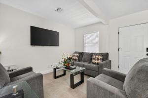 圣徒皮特海滩Park Shore Suites Unit 4的配有两张沙发和一台平板电视的客厅
