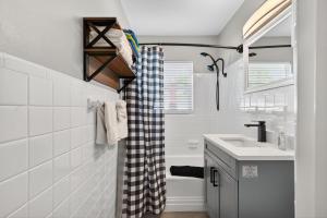 圣徒皮特海滩Park Shore Suites Unit 4的带水槽和淋浴的浴室 更多37张照片