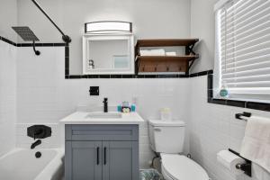 Ένα μπάνιο στο Park Shore Suites Unit 2