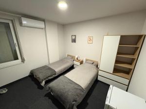 Ένα ή περισσότερα κρεβάτια σε δωμάτιο στο Noclegi Głogów