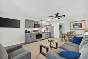 圣徒皮特海滩Park Shore Suites Unit 3的带两张沙发的客厅和厨房 更多34张照片