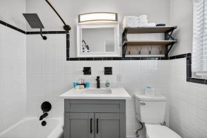 圣徒皮特海滩Park Shore Suites Unit 3的带水槽和马桶的白色浴室