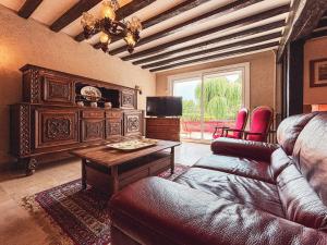 un salon avec un canapé et une table dans l'établissement Maison de vacances avec grande piscine et tennis, proche du Zoo de Beauval et des Châteaux de la Loire - FR-1-591-47, à Villentrois
