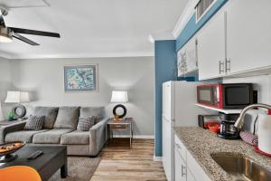 una cucina e un soggiorno con un divano e una TV di Sunset Beach Suites Unit 8 a St Pete Beach Altre 36 foto
