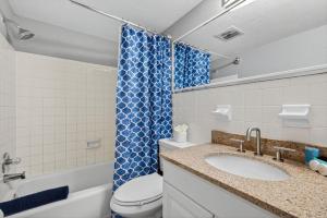 un bagno con lavandino, WC e vasca di Sunset Beach Suites Unit 8 a St Pete Beach