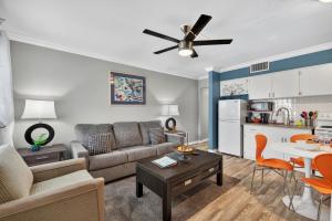 un soggiorno con un divano e un tavolo di Sunset Beach Suites Unit 8 a St Pete Beach