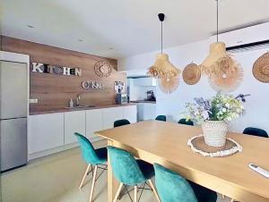 Kuchyň nebo kuchyňský kout v ubytování Charming Patio Villa With Private Pool - 6BR - In The Heart of Playa den Bossa - Walk To Ushuaïa, Hi & The Beach!