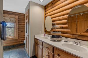 Φωτογραφία από το άλμπουμ του Modern Log Cabin, Fireplace, Pool Table, and Mountain View σε Lake Lure +19 φωτογραφίες