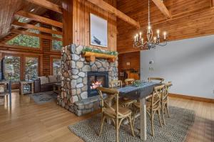 Φωτογραφία από το άλμπουμ του Modern Log Cabin, Fireplace, Pool Table, and Mountain View σε Lake Lure