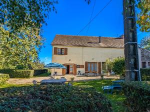 Gîte familial calme avec jardin, près du lac d'Éguzon et des plus beaux villages de la Creuse - FR-1-591-100 في Saint-Plantaire: منزل به طاولة وكراسي في الفناء