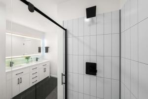 Et badeværelse på Bluebird Escape Rooftop Deck Cozy Insane Views + 40 billeder