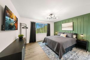 En eller flere senge i et værelse på Bluebird Escape Rooftop Deck Cozy Insane Views