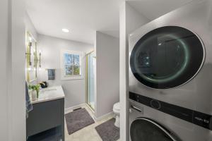 Køkken eller tekøkken på Bluebird Escape Rooftop Deck Cozy Insane Views