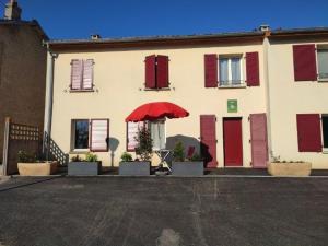 a white house with red shutters and a red umbrella at Gîte cosy à Ville-au-Val, proche Nancy et Metz, randonnées, 1 chambre, parking et terrain privé. - FR-1-584-111 in Ville-au-Val