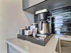 eine Kaffeemaschine auf der Theke in einer Küche in der Unterkunft Modern Studio Near UAB And Downtown Hotspots in Birmingham + 16 Fotos