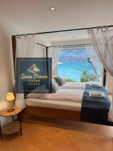 sypialnia z łóżkiem z napisem „sugar dream living” w obiekcie Luxury Lakeview Chalet with AC & SPA near Interlaken w mieście Niederried