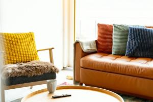 salon z kanapą i stolikiem kawowym w obiekcie Luxury Lakeview Chalet with AC & SPA near Interlaken w mieście Niederried